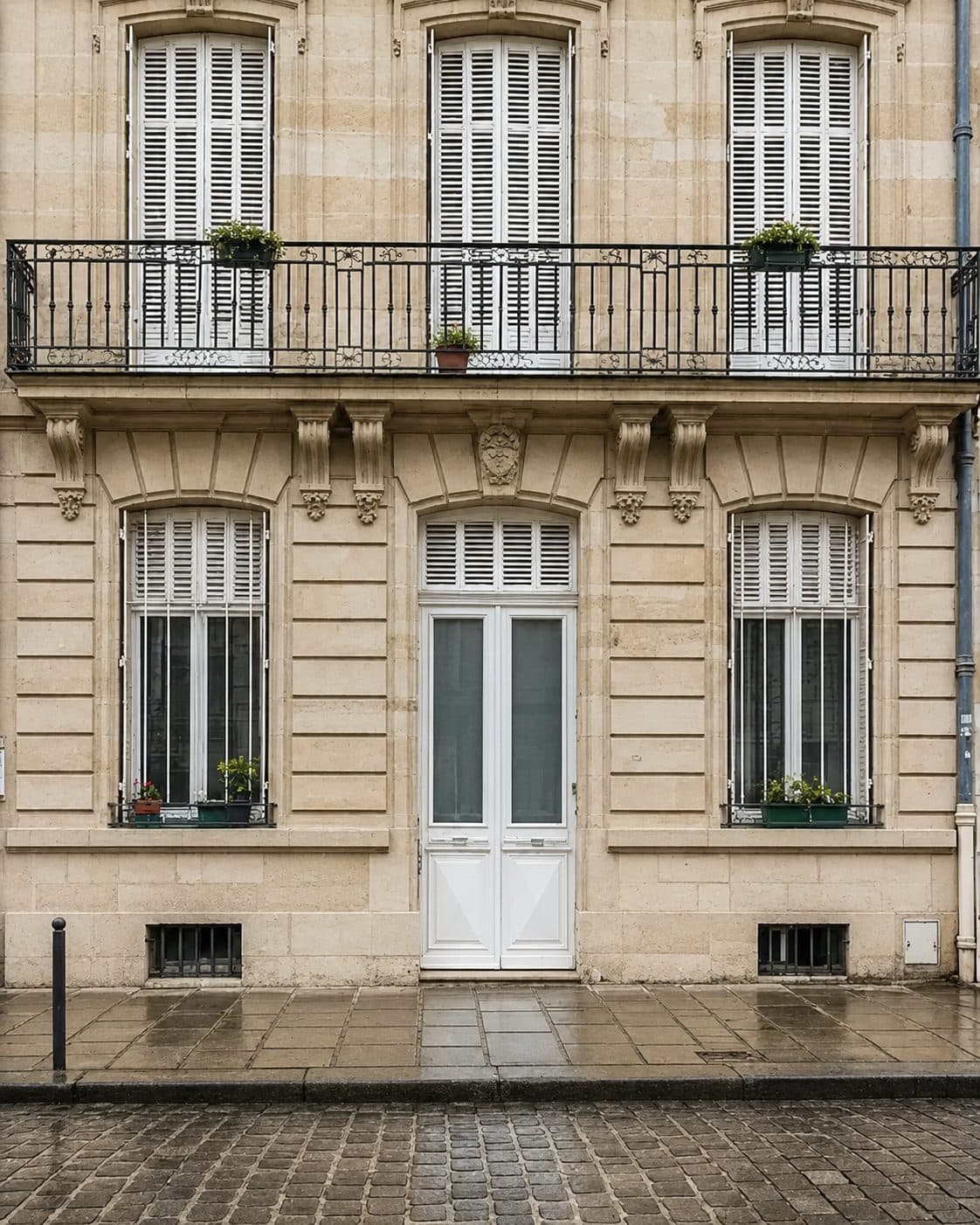 Façade en pierre ravivée après nettoyage